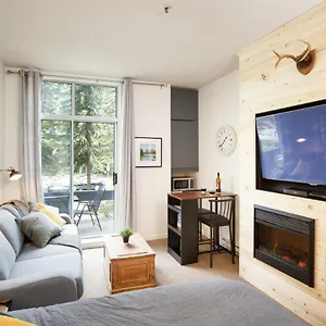 https://impeccable-glacier-lodge-hotel-room-w-poolhot-tub.hotels-of-whistler.com