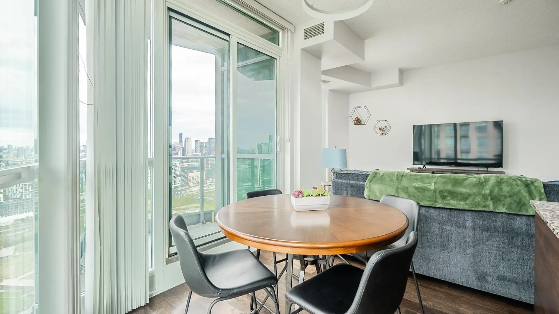 Rivetstays - The Neptune Toronto Apartment