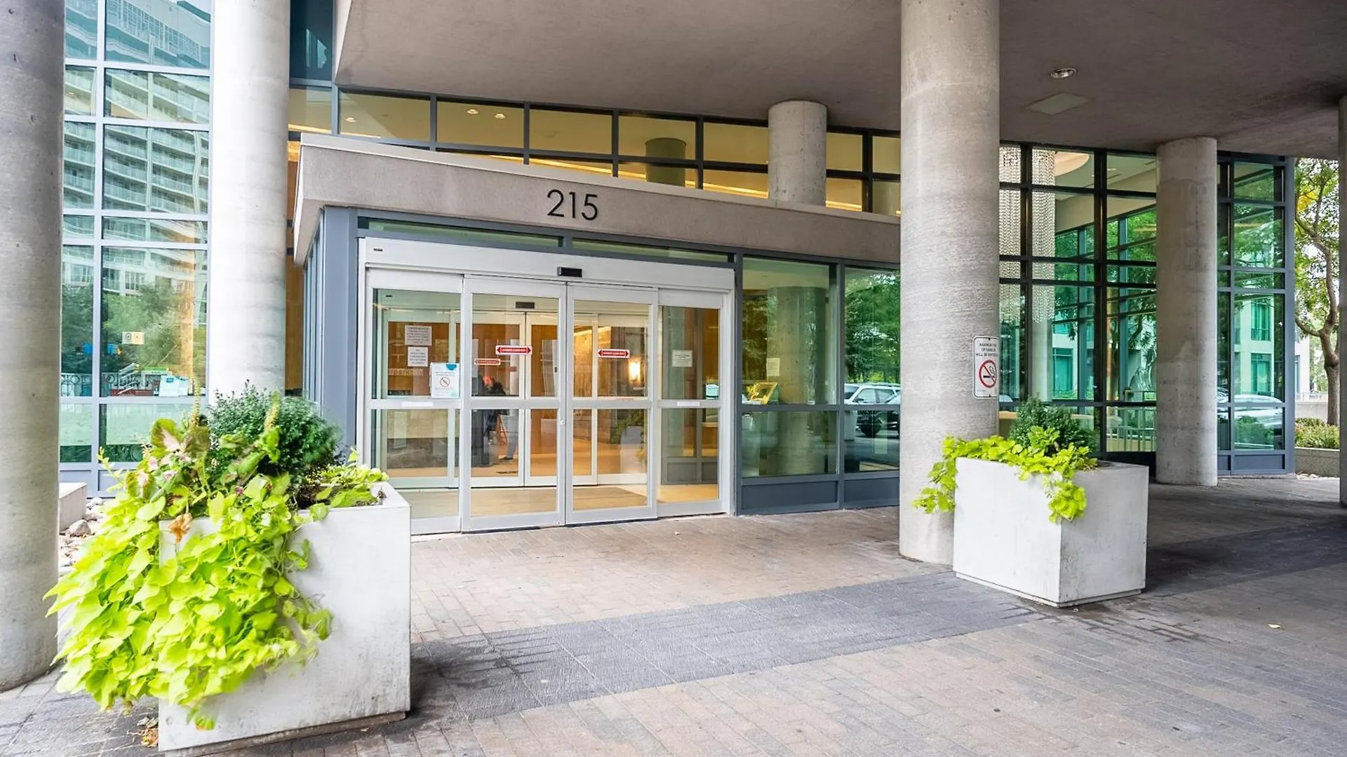 Rivetstays - The Neptune Toronto Apartment