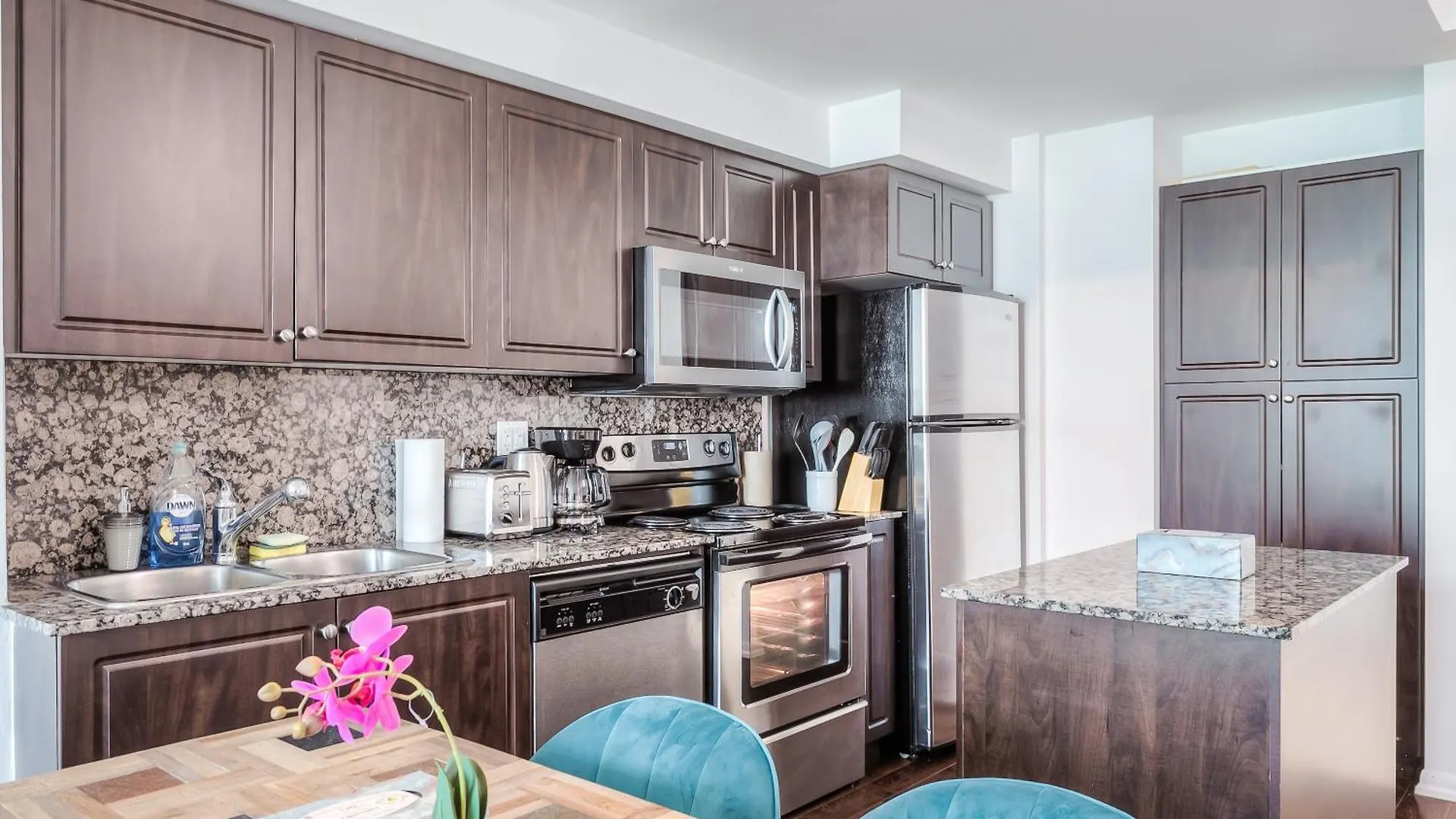 Rivetstays - The Neptune Toronto 0*,