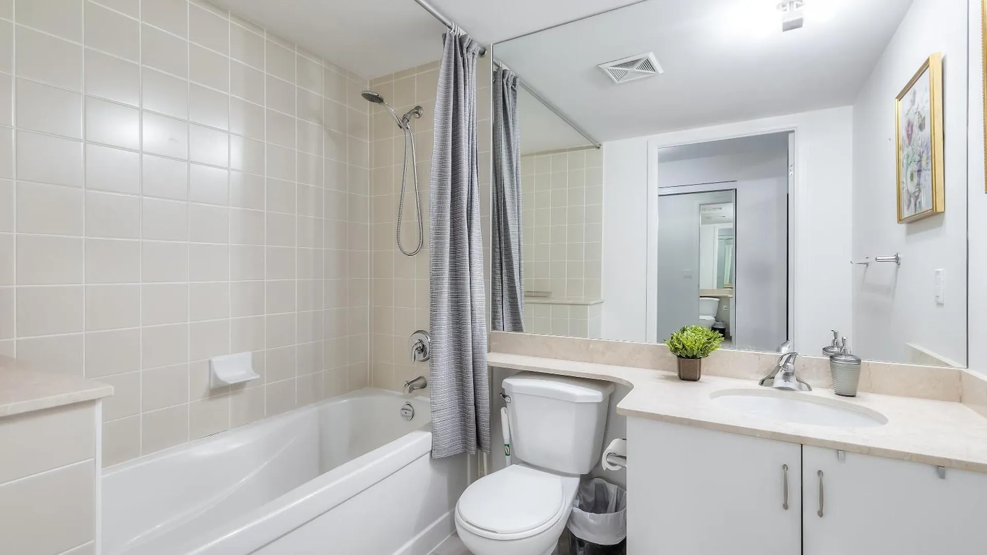Rivetstays - The Neptune Toronto Apartment