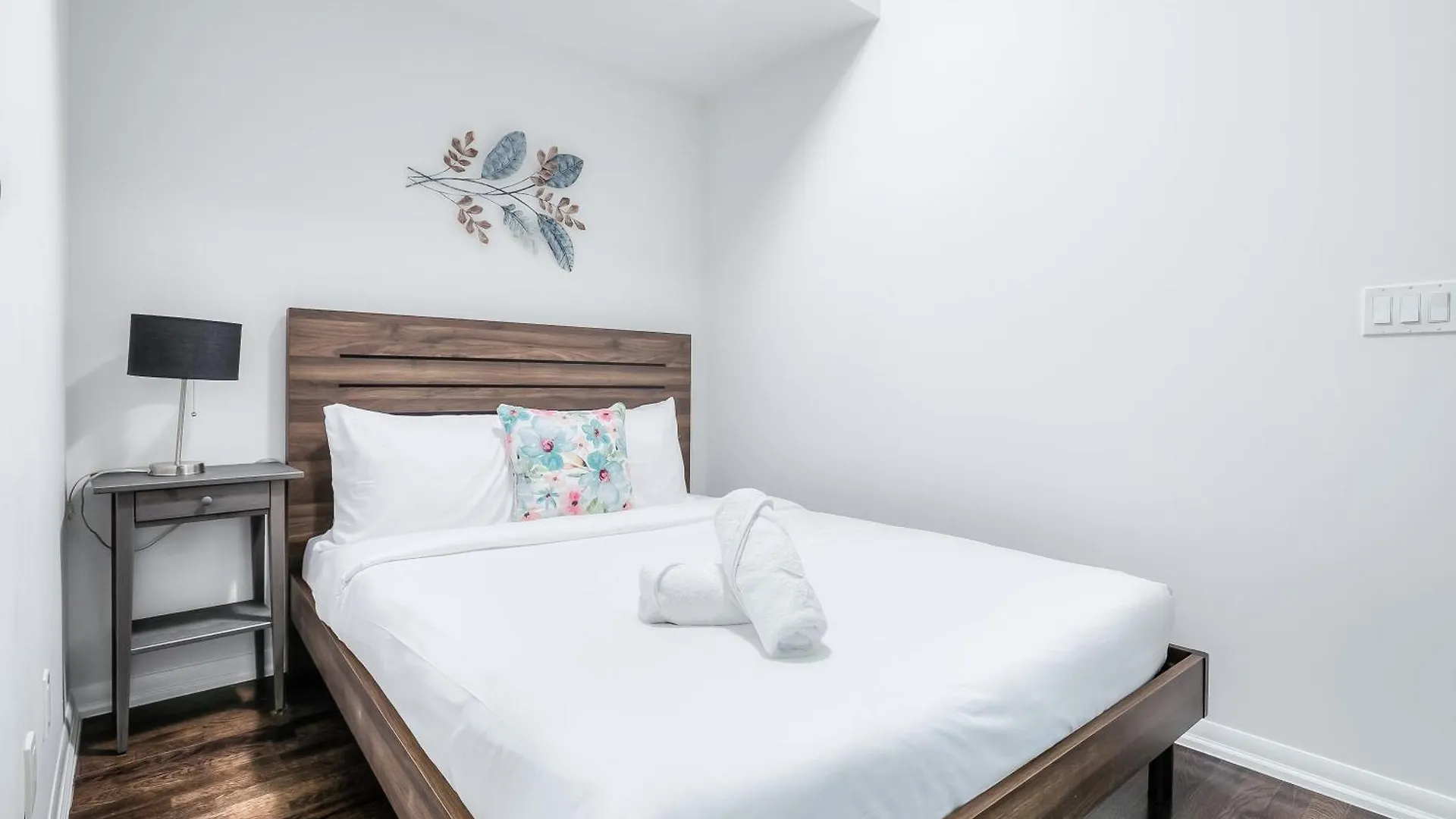 Rivetstays - The Neptune Toronto Apartment