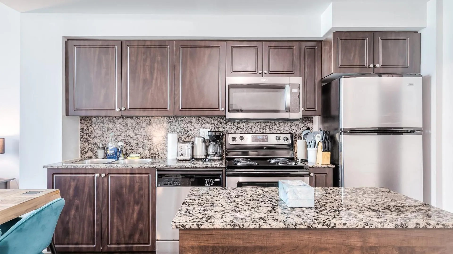 Rivetstays - The Neptune Toronto Apartment